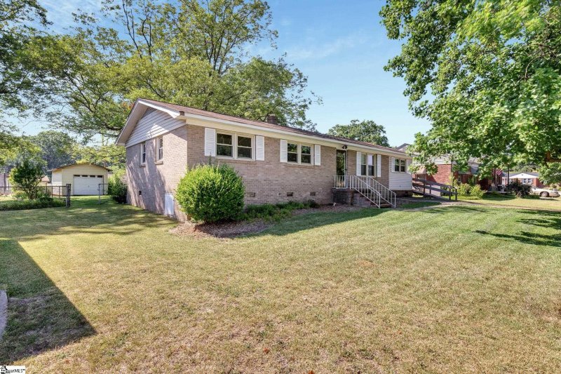 Property image 3 at 8 Farmington Road, Greenville, SC 29605
