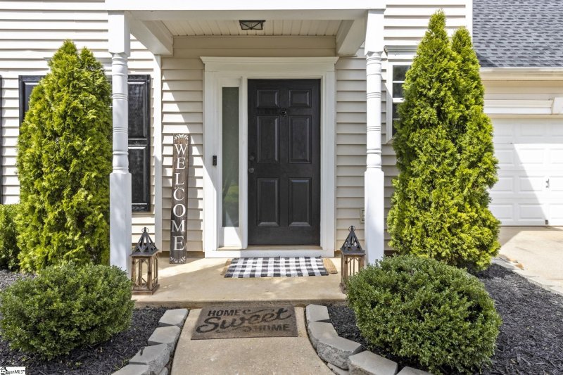 Property image 2 at 8 Crestbrook Drive, Greenville, SC 29607