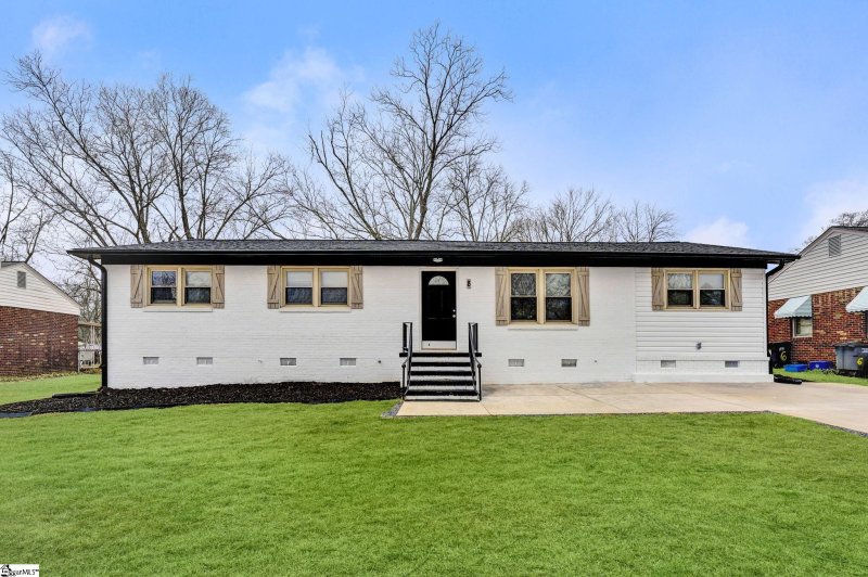 Property image 2 at 8 Farmington Road, Greenville, SC 29605