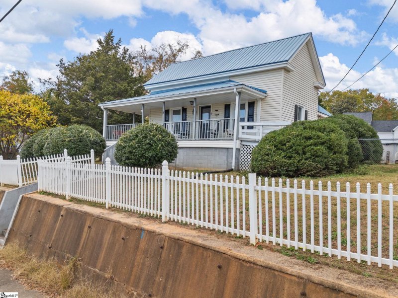 4 Courtney Street