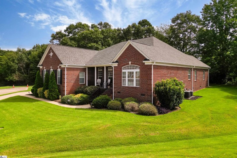 Property image 3 of 806 Hartscove Court in Glen Lake, Boiling Springs, SC 29316